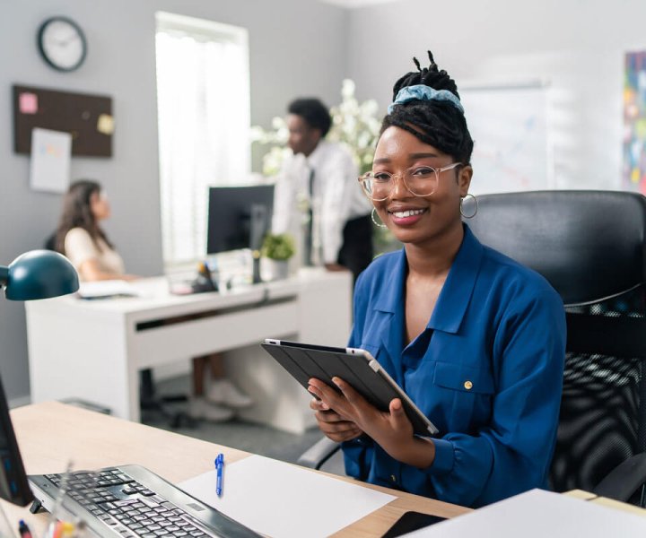 Woman-on-desk-smiling